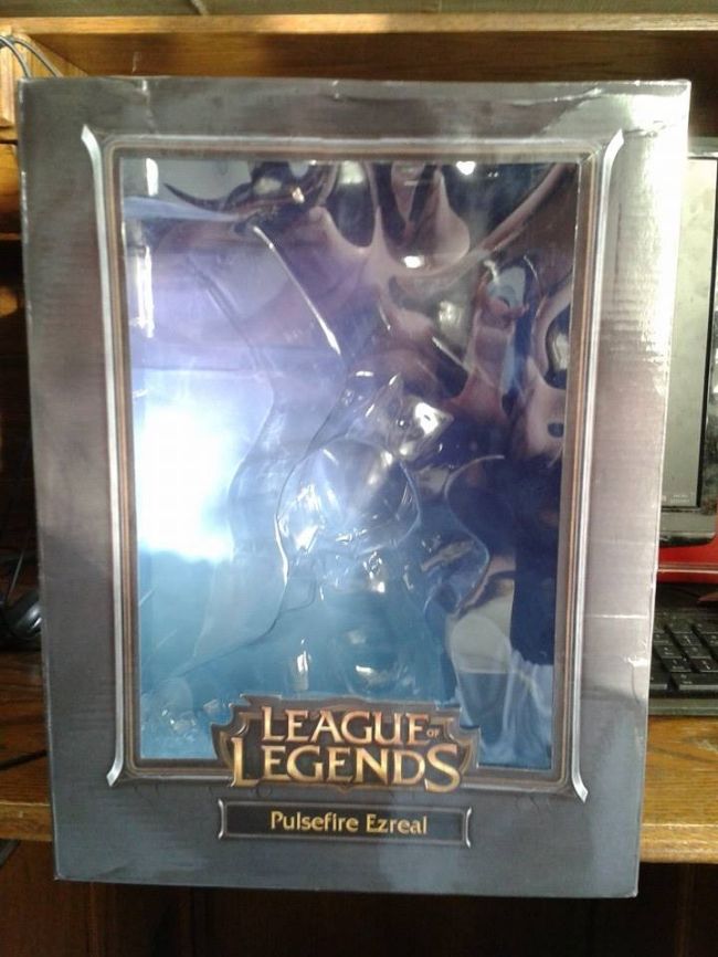 pulsefire ezreal statue