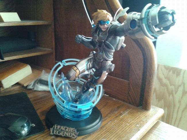 pulsefire ezreal statue